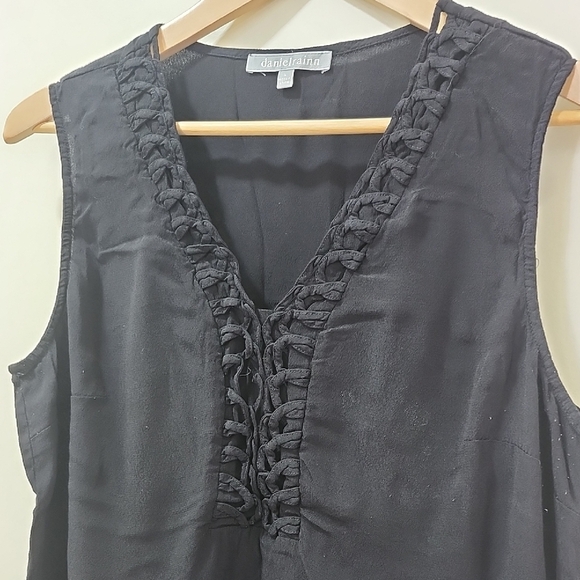 Daniel Rainn Black V-Neck Sleeveless Blouse - Picture 5 of 7